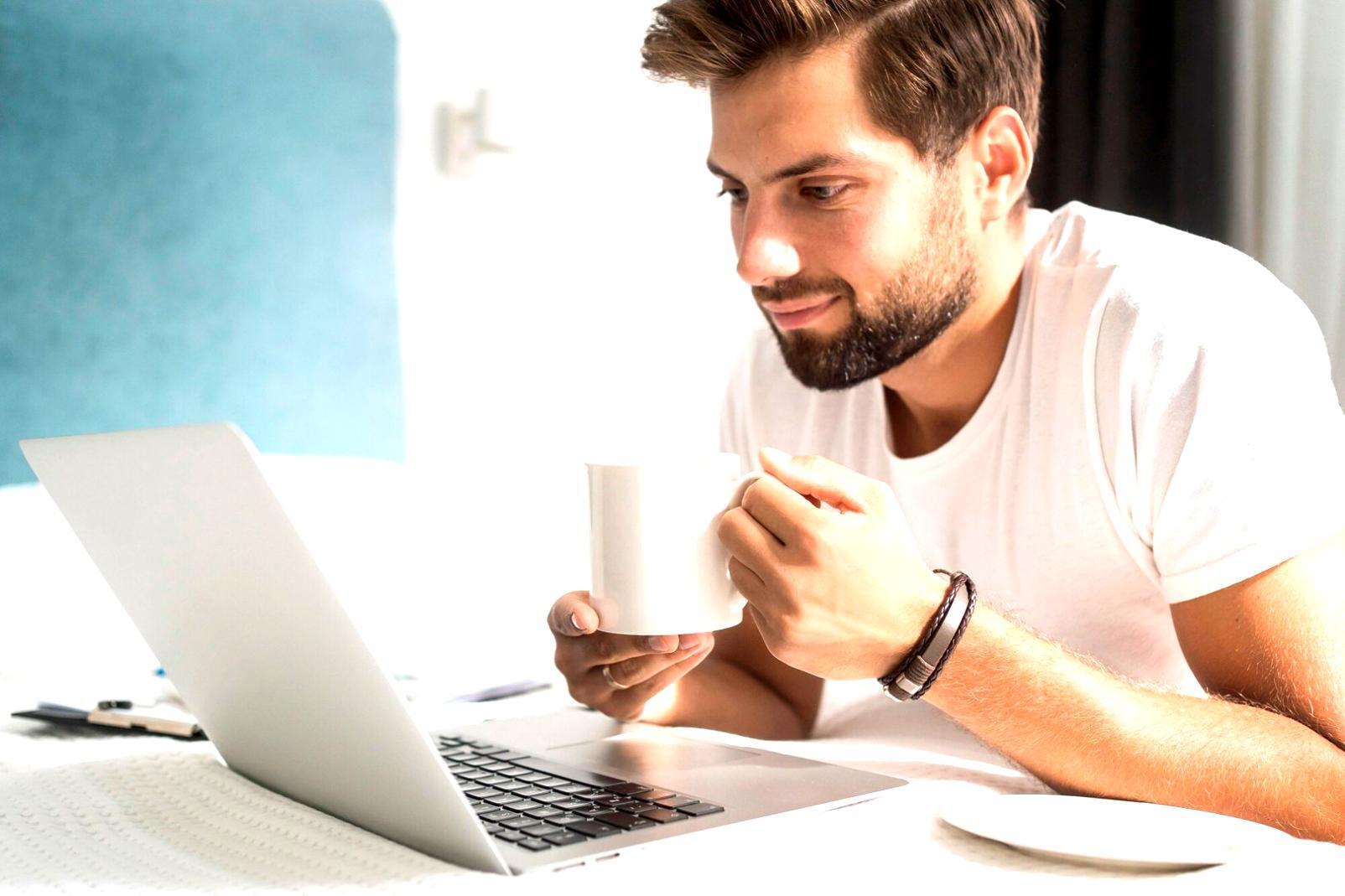 Finanzanalyse Arbeitsumgebung mit Laptops und Berichten